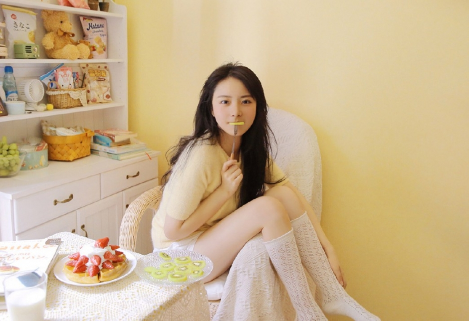 小清新网红美女乌黑长发白丝长腿私房写真图片