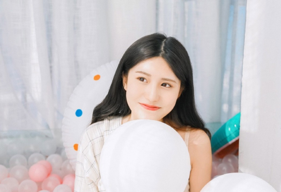 日系小清新美女白嫩肌肤甜美笑容嬉戏写真图片