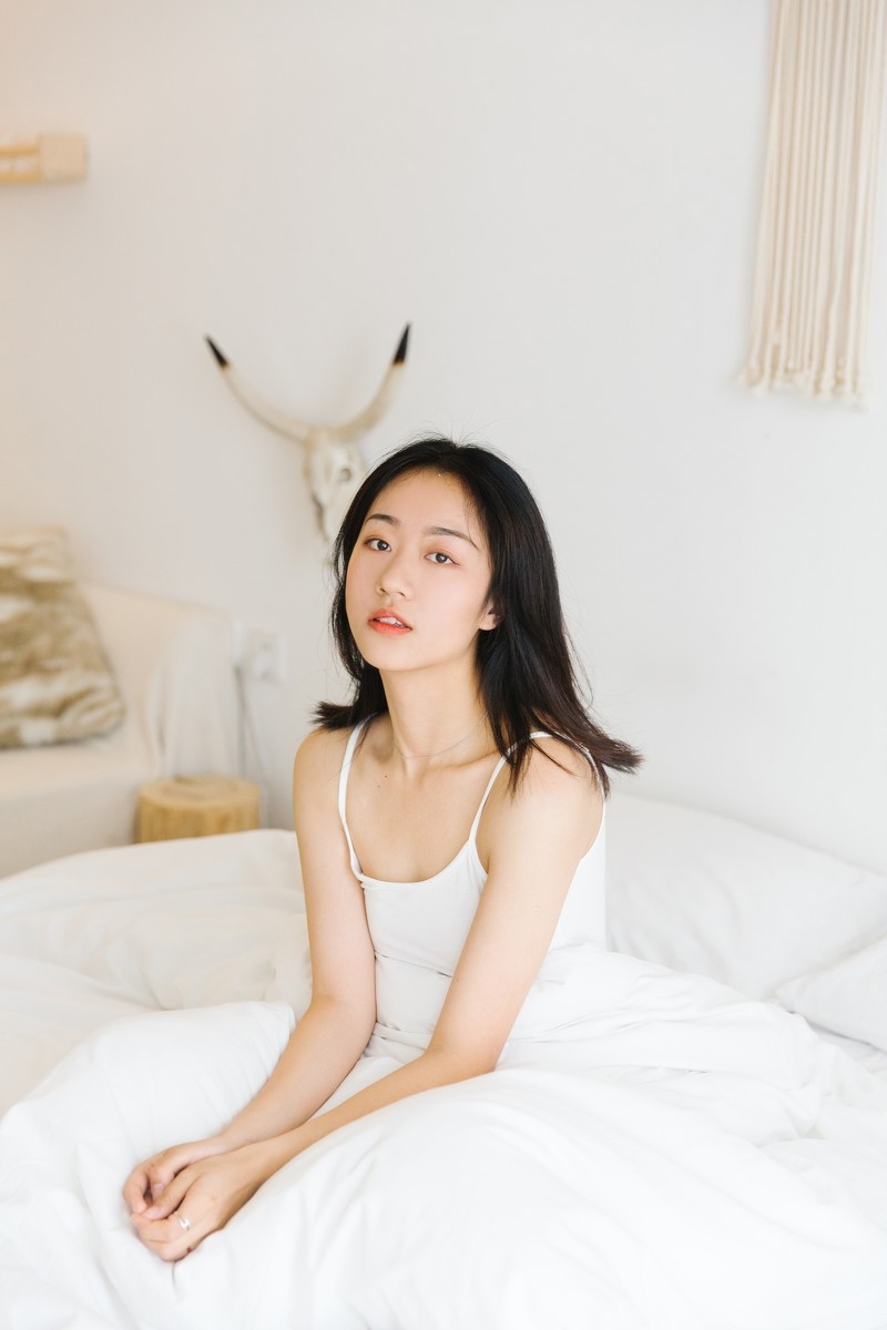 氧气美女吊带衬衣牛仔热裤白嫩肌肤写真图片