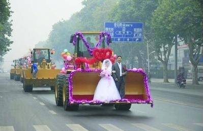 超好笑的农村恶搞婚礼图片
