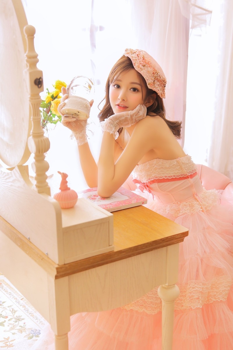 蕾丝美女粉色纱裙秀香肩美背私房甜笑写真图片