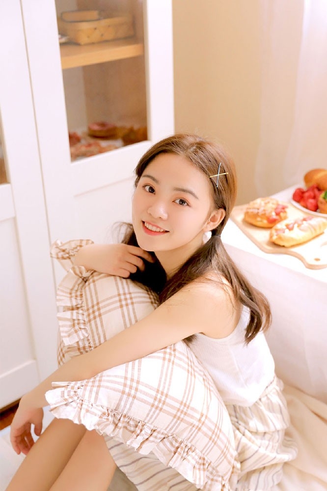 吊带美女可爱马尾辫美女性感居家写真