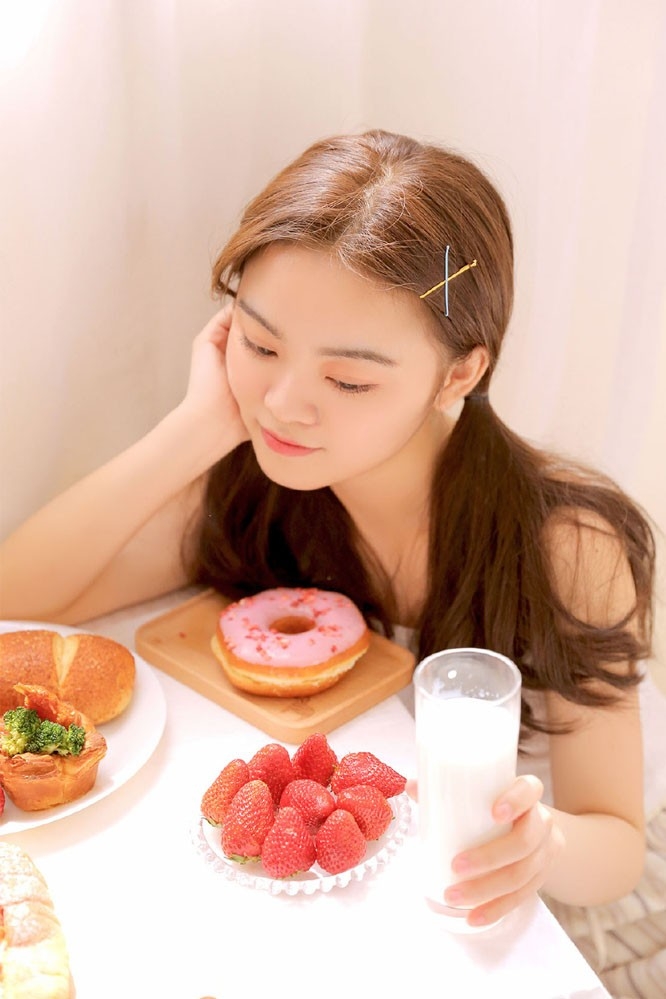 吊带美女可爱马尾辫美女性感居家写真