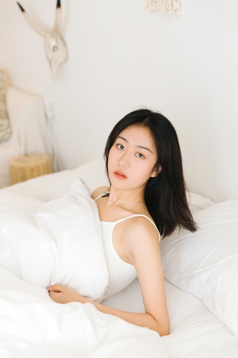 氧气美女吊带衬衣牛仔热裤白嫩肌肤写真图片