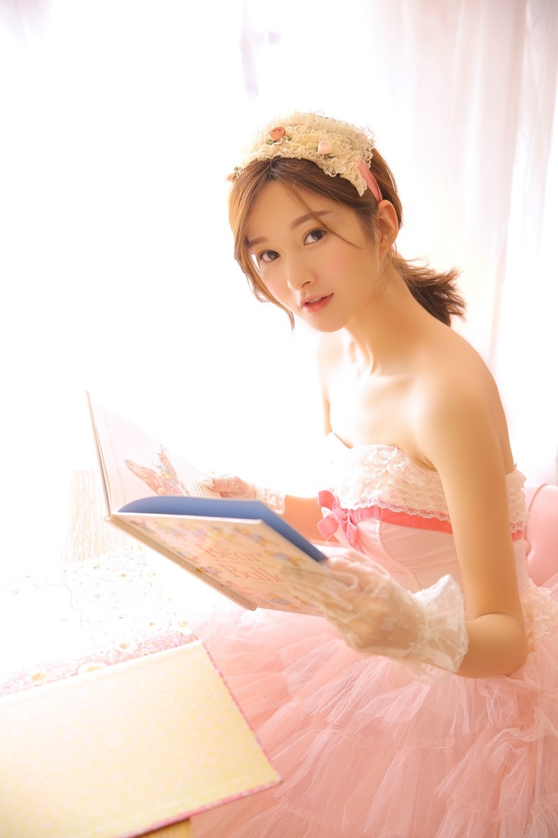蕾丝美女粉色纱裙秀香肩美背私房甜笑写真图片