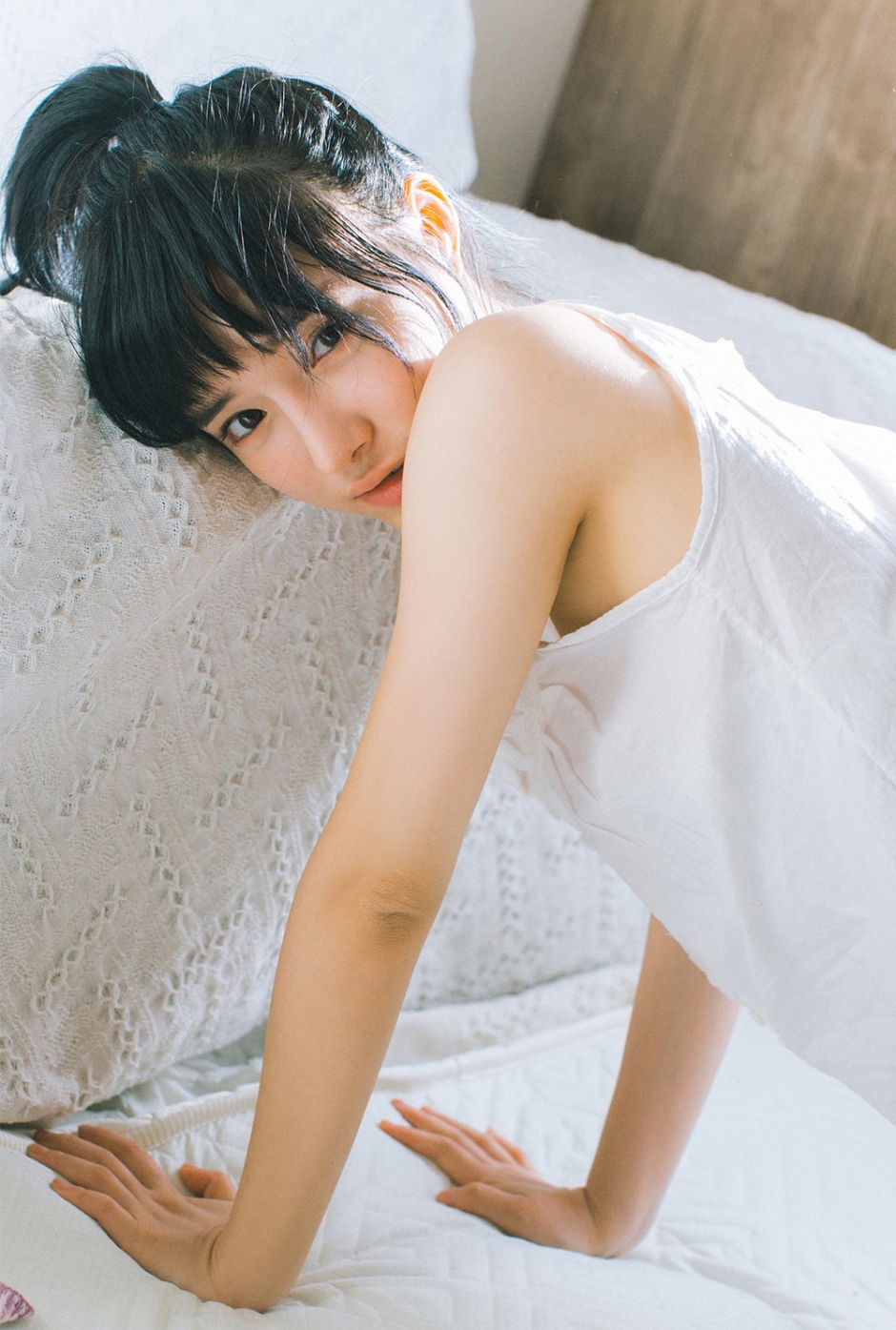 丸子头美少女背心香肩短裤美腿私房写真图片