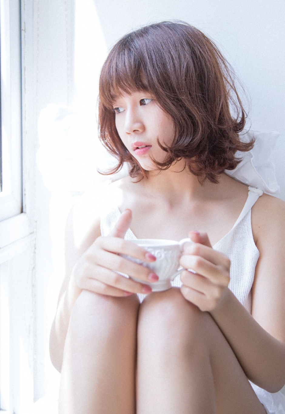 日本短发美女吊带酥胸裸背写真