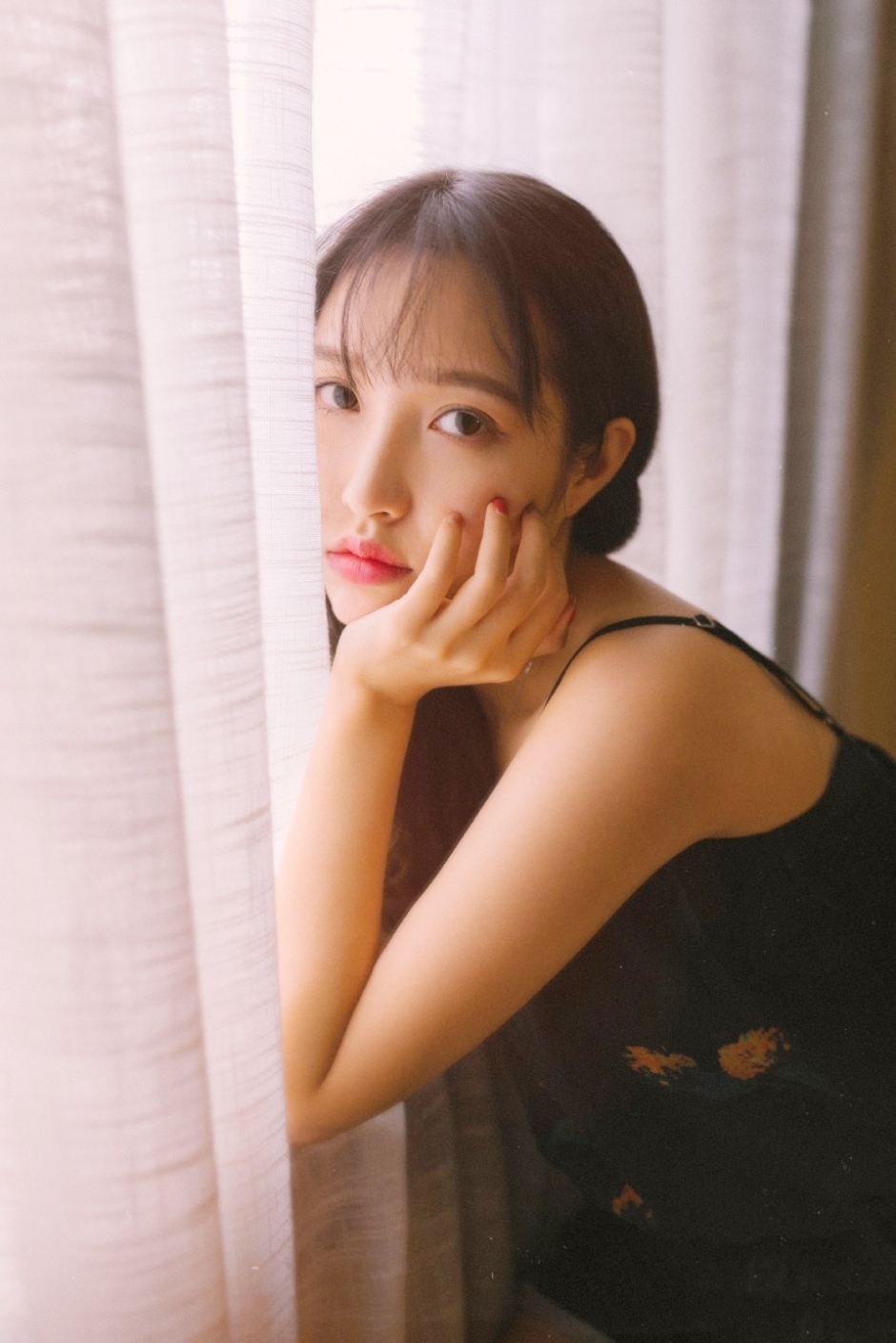 骨感美女吊带香肩牛仔热裤白皙美腿私房写真