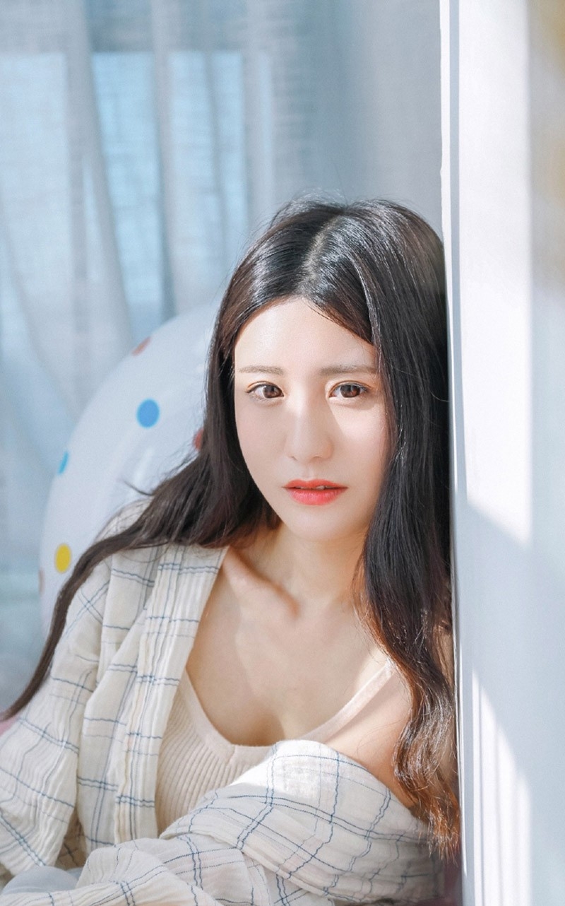 日系小清新美女白嫩肌肤甜美笑容嬉戏写真图片