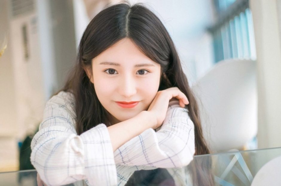 日系小清新美女白嫩肌肤甜美笑容嬉戏写真图片