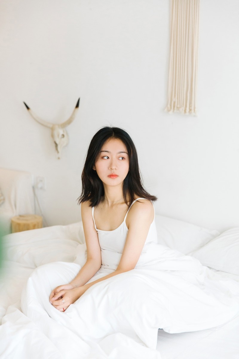 氧气美女吊带衬衣牛仔热裤白嫩肌肤写真图片