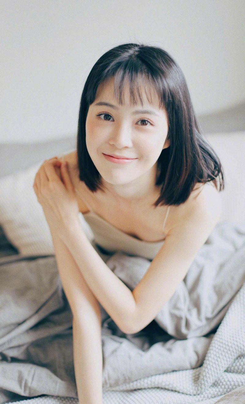 素颜女神吊带酥胸白嫩美腿展甜美笑容写真图片
