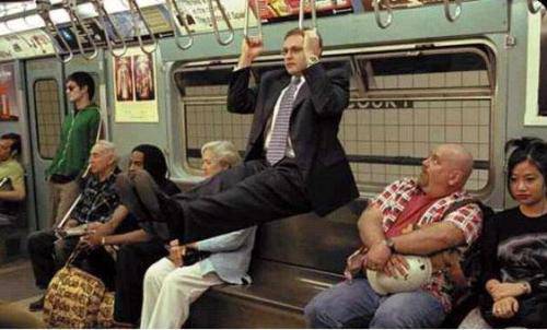 奇葩搞笑图片之地铁上的吊环运动