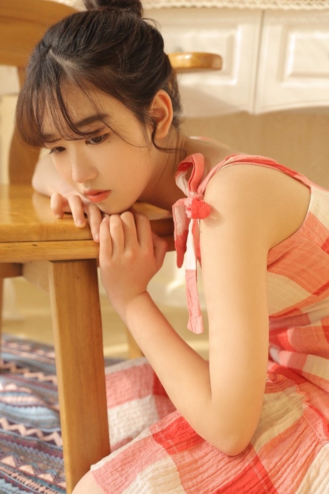 空气刘海美女格子长裙白丝美腿俏皮写真图片