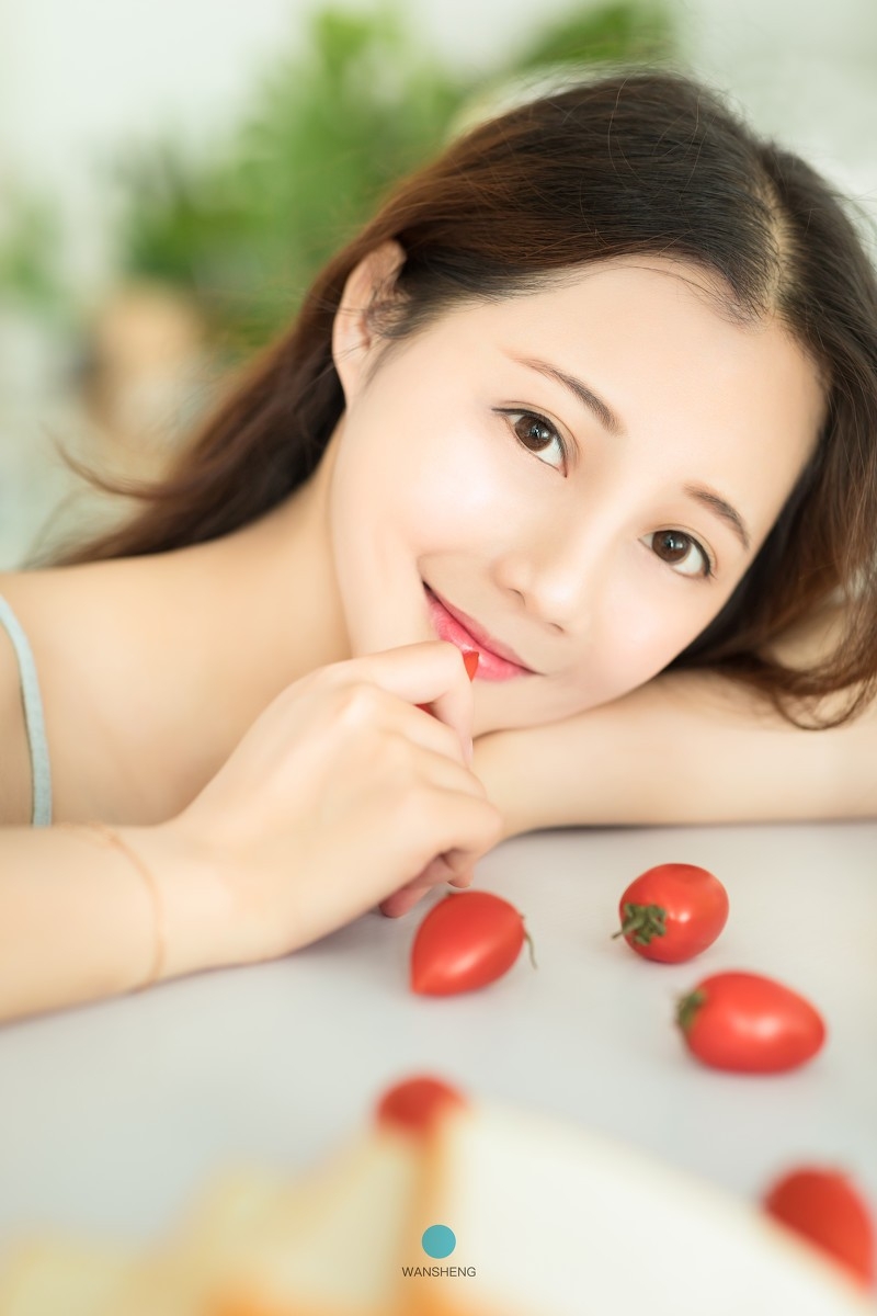 白嫩少女蓝色吊带香肩美腿吃早餐写真图片