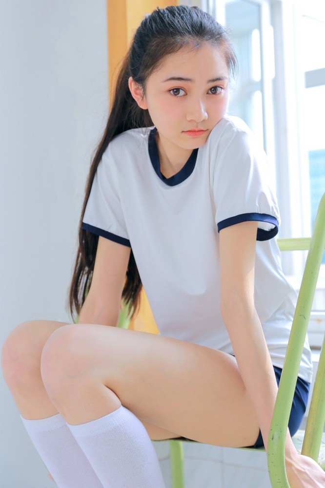 元气少女高束马尾运动服白丝美腿户外写真图片