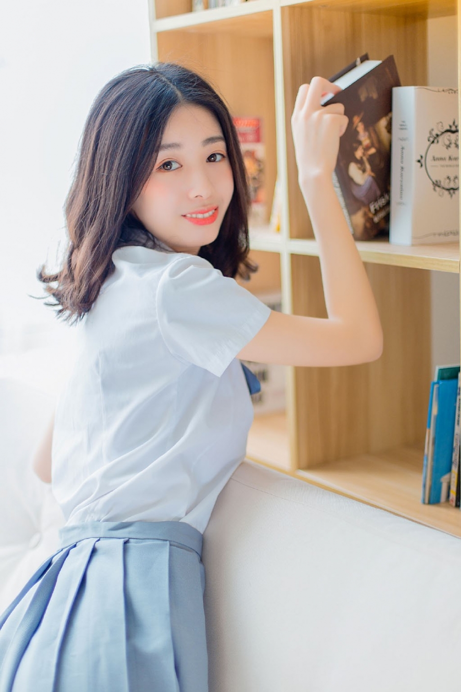 美女校花校园蓝色制服短裙长发披肩居家写真