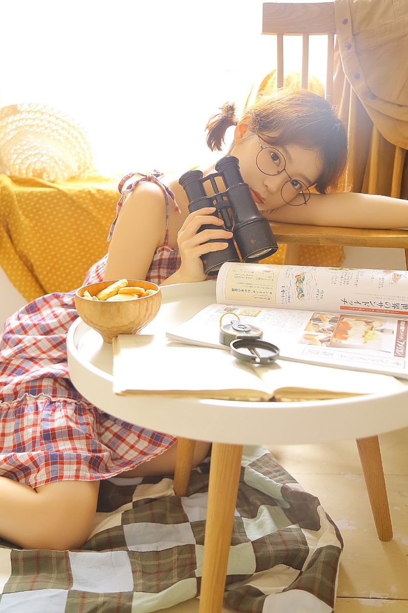 美女萝莉文艺眼镜吊带短裙香肩美腿居家写真