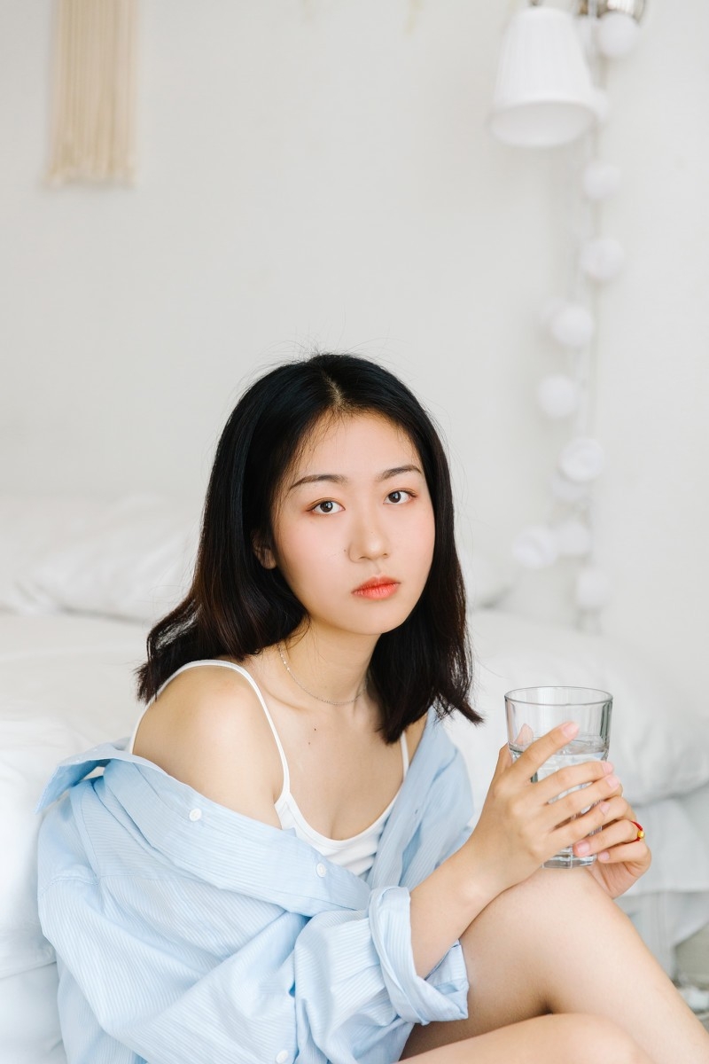 氧气美女吊带衬衣牛仔热裤白嫩肌肤写真图片