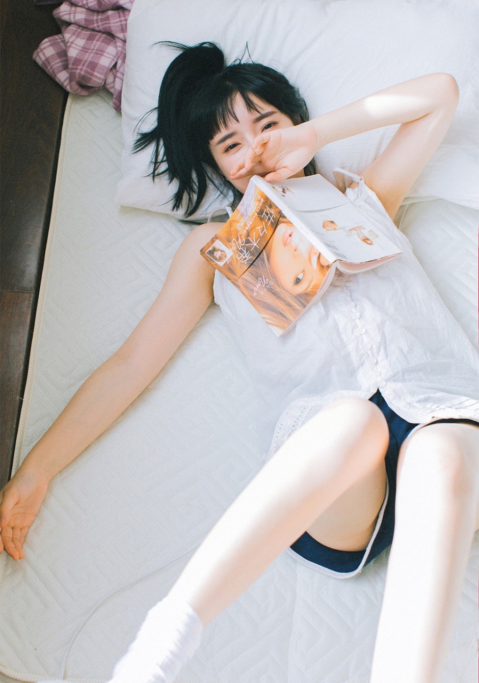 丸子头美少女背心香肩短裤美腿私房写真图片