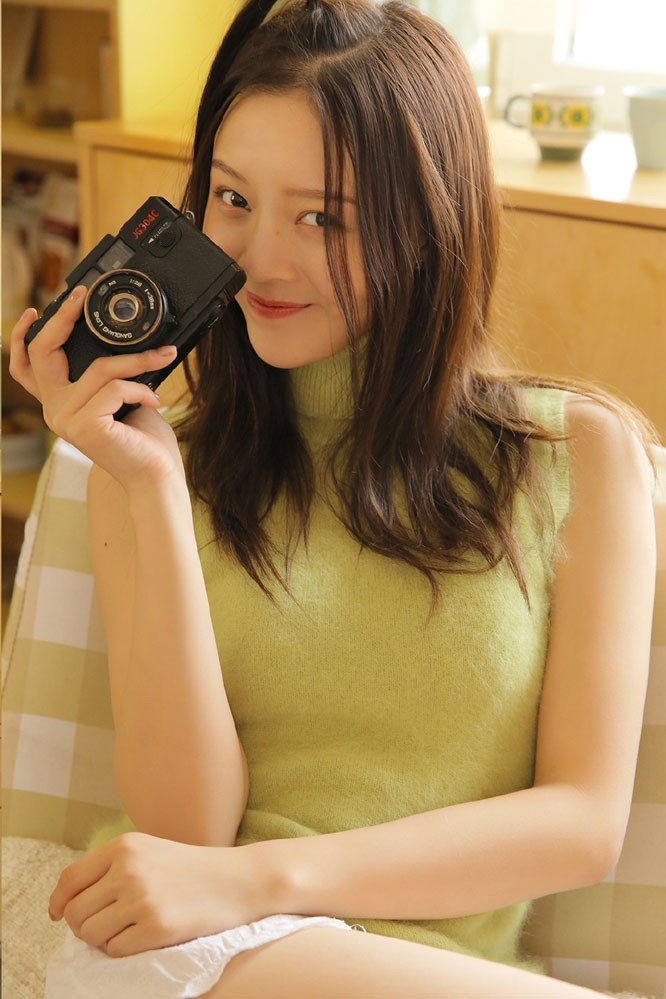 长腿美女可爱苹果头毛衣超短裤私房写真图片