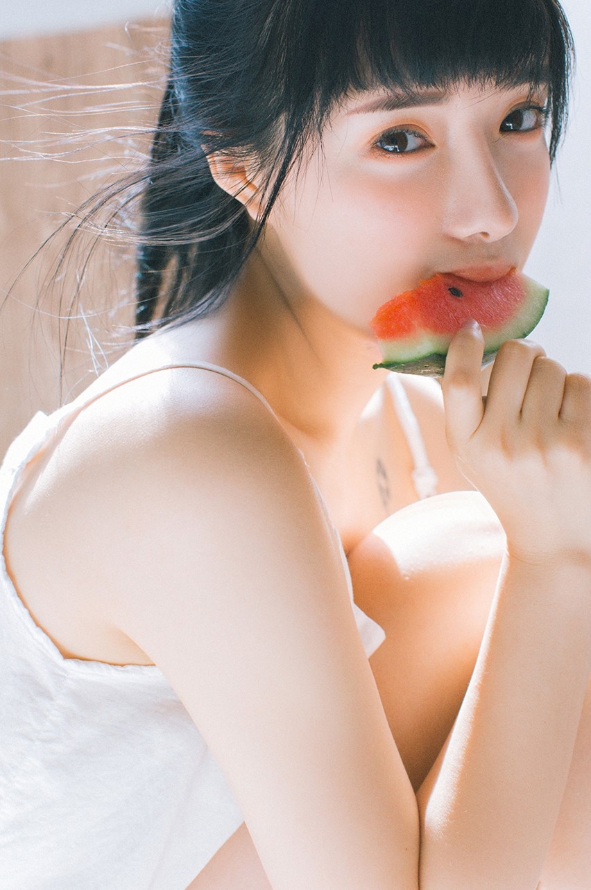 丸子头美少女背心香肩短裤美腿私房写真图片