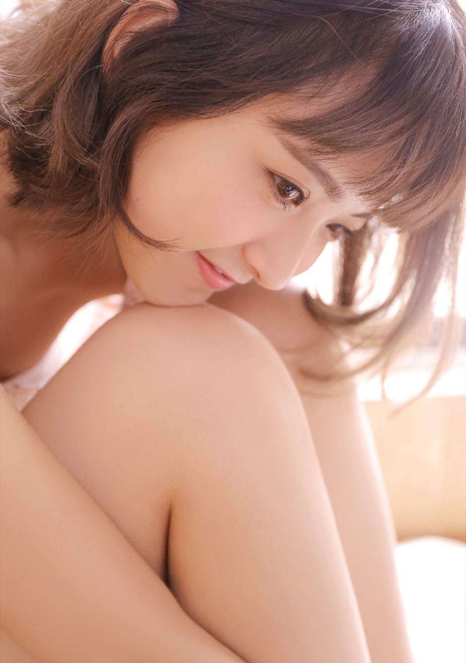 日本短发美女吊带热裤白嫩肌肤私房写真图片