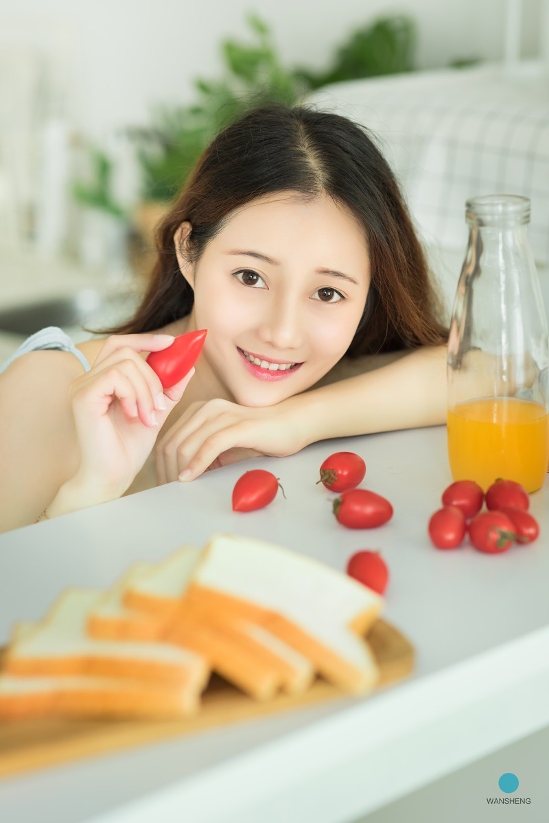 白嫩少女蓝色吊带香肩美腿吃早餐写真图片