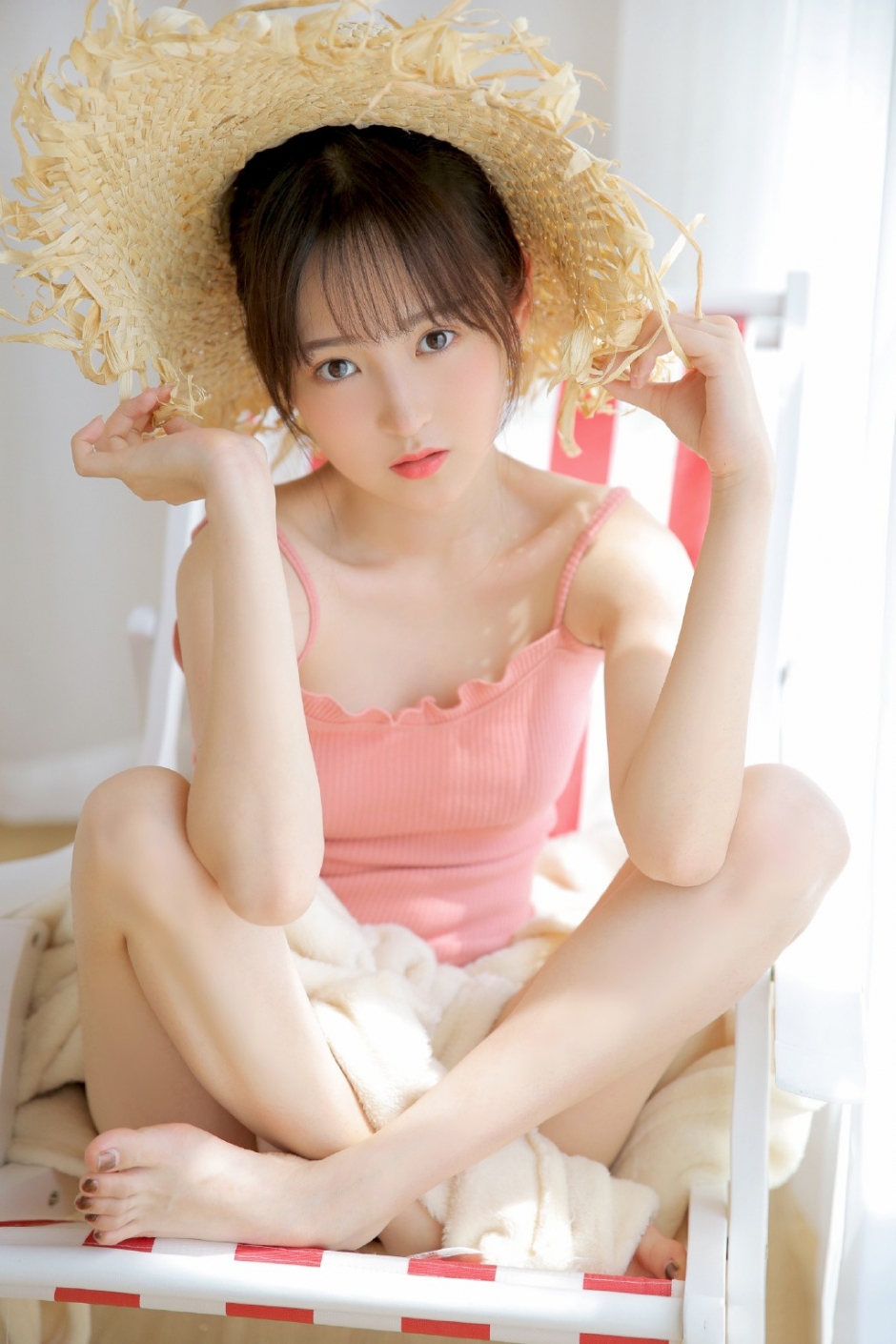 丸子头美少女吊带美肌白嫩大长腿写真图片