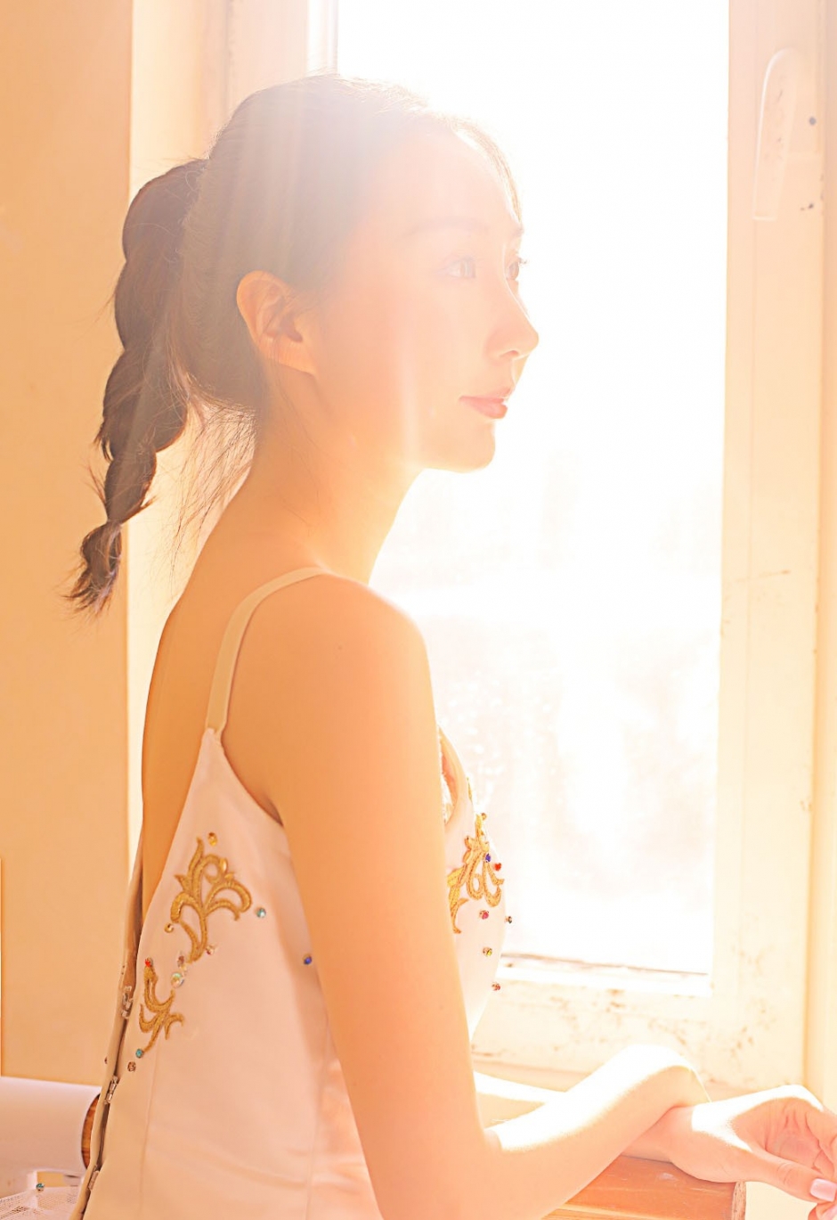 白嫩美女丰满身材性感撩人写真