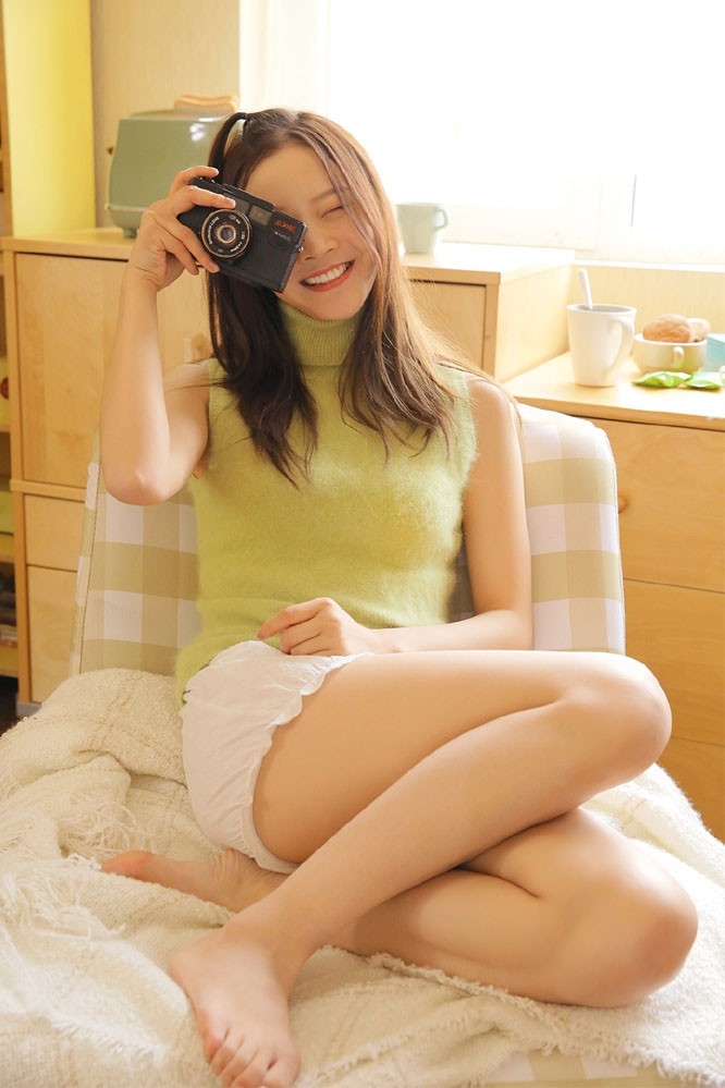 长腿美女可爱苹果头毛衣超短裤私房写真图片