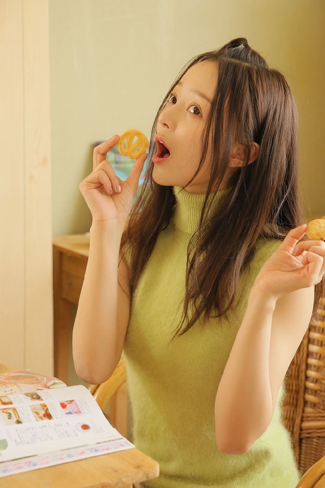 长腿美女可爱苹果头毛衣超短裤私房写真图片