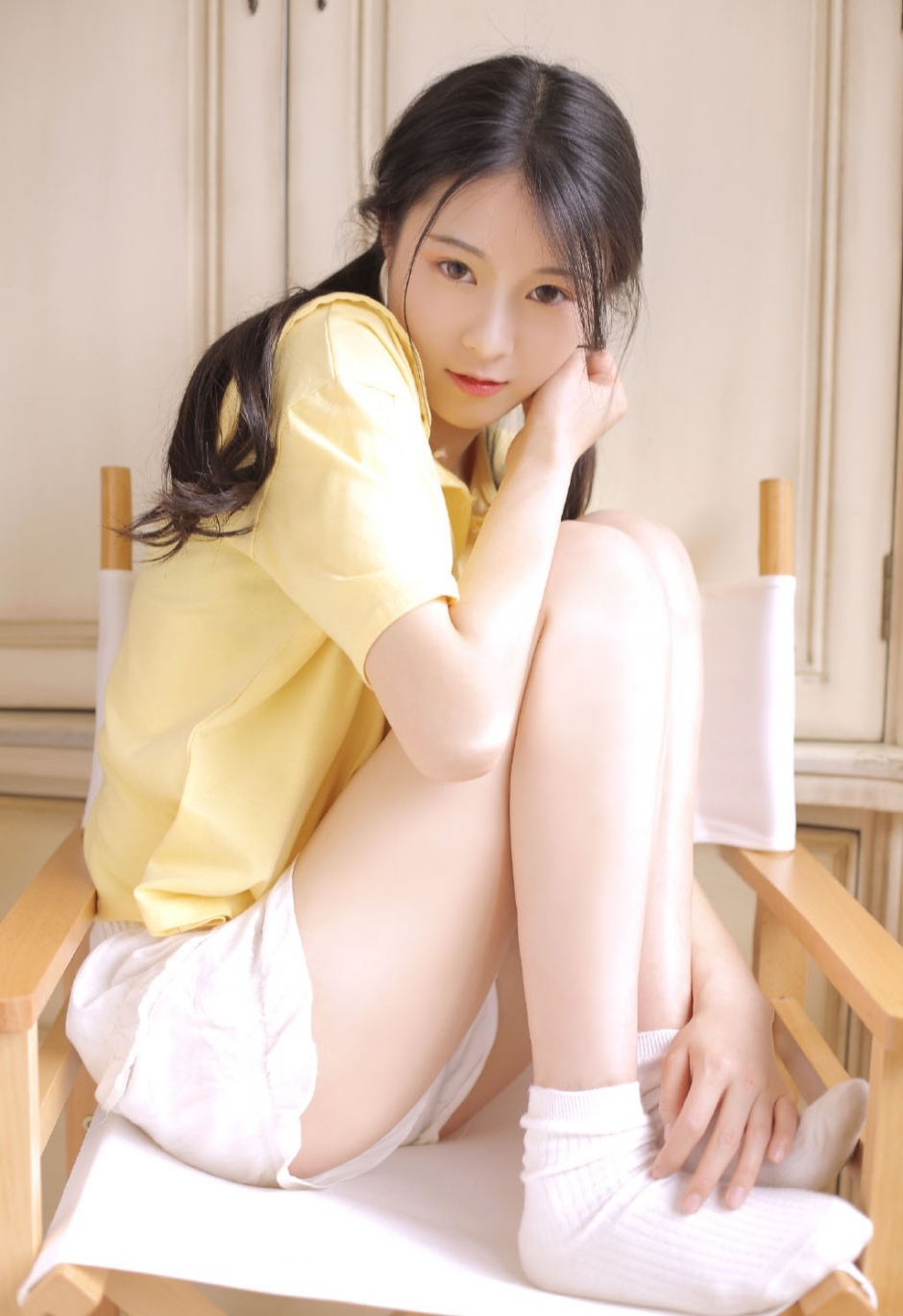 白嫩美女网红超短裤修长美腿嘟嘴卖萌写真图片