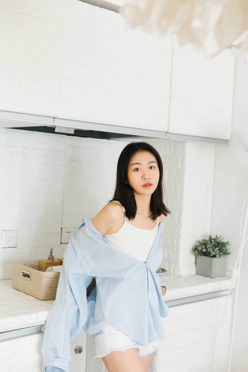 氧气美女吊带衬衣牛仔热裤白嫩肌肤写真图片