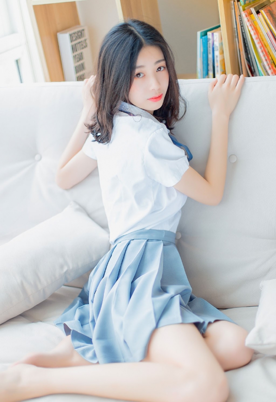 美女校花校园蓝色制服短裙长发披肩居家写真
