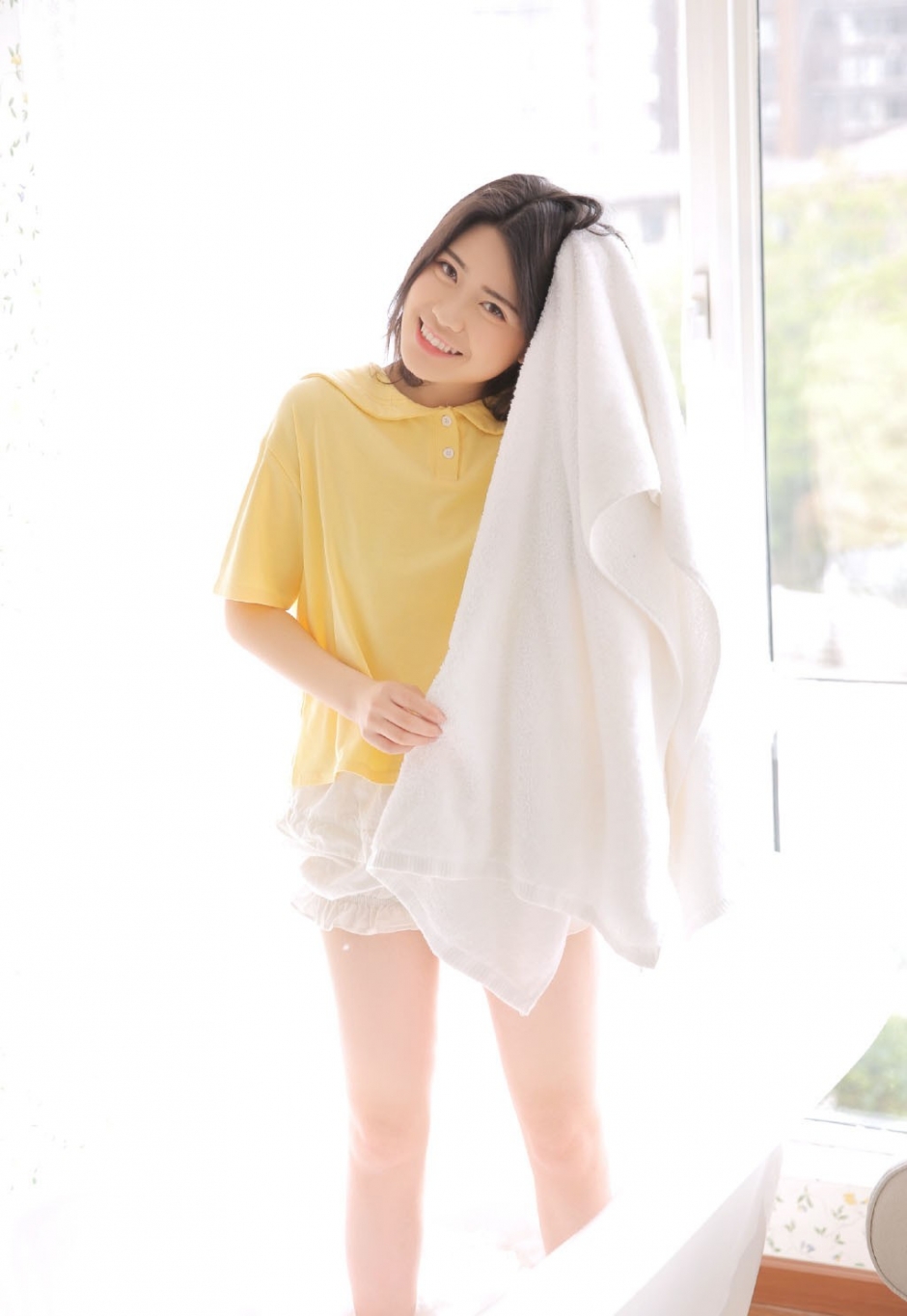 白嫩美女网红超短裤修长美腿嘟嘴卖萌写真图片