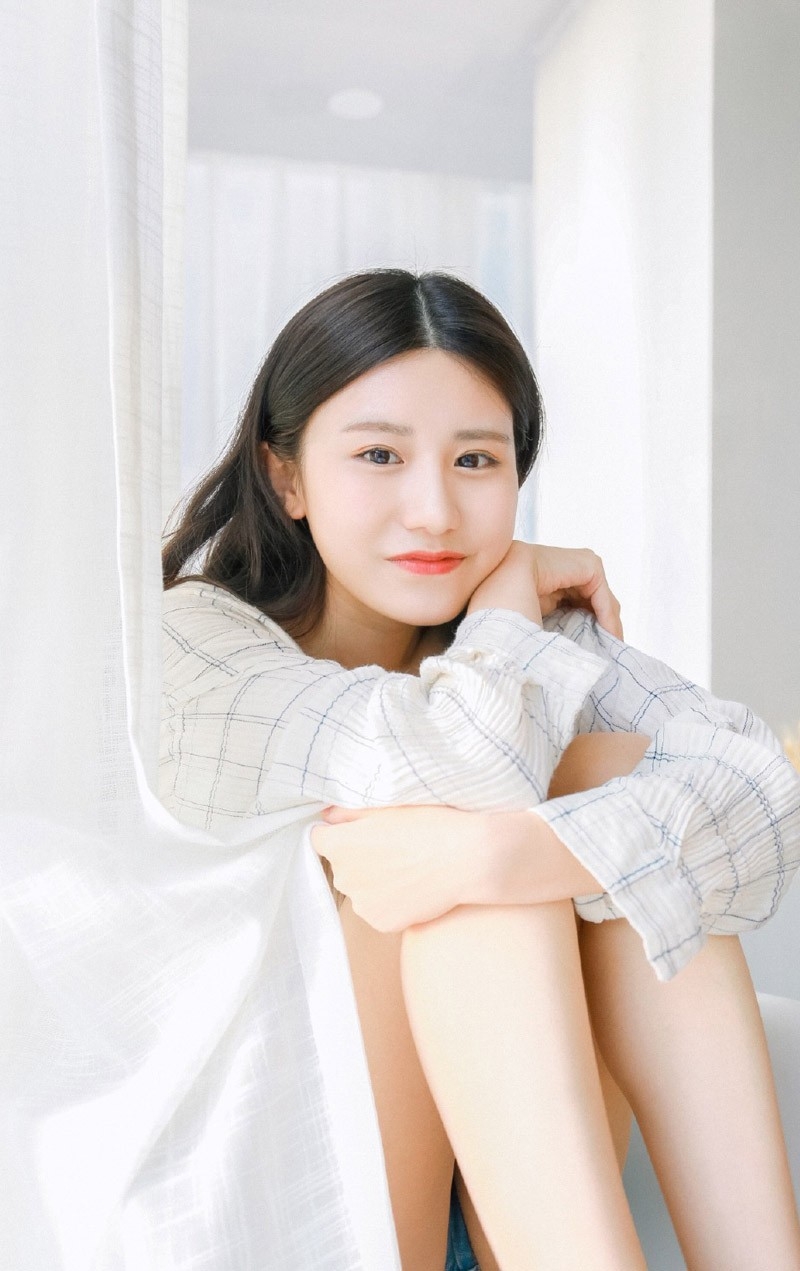 日系小清新美女白嫩肌肤甜美笑容嬉戏写真图片