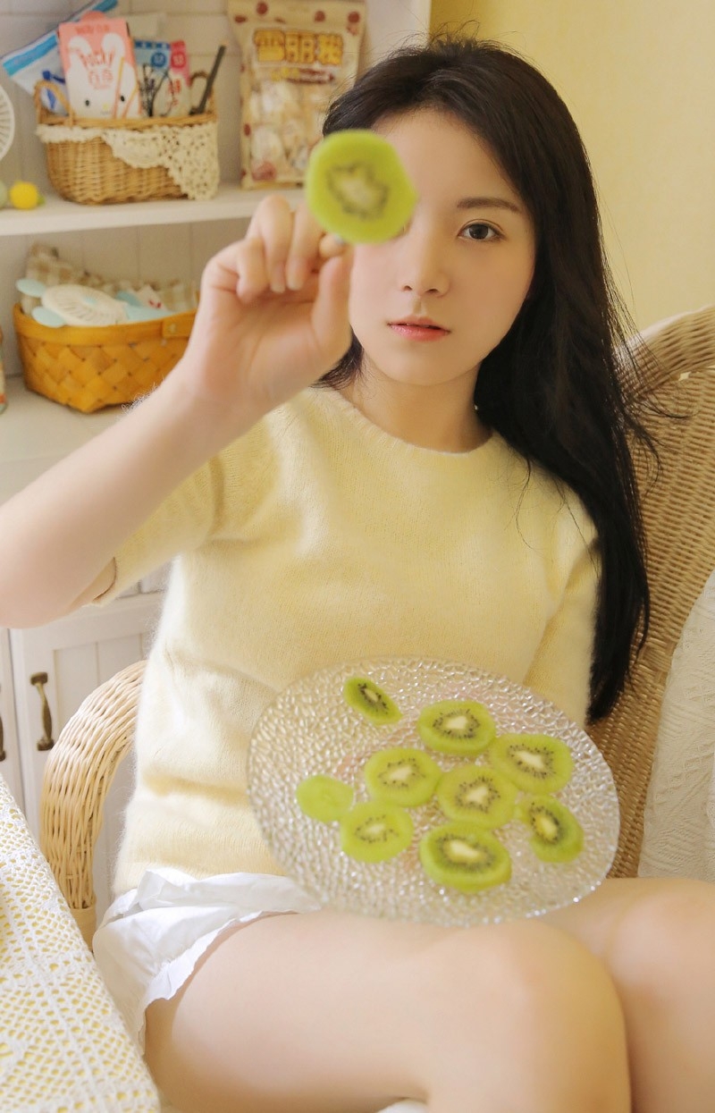 小清新网红美女乌黑长发白丝长腿私房写真图片