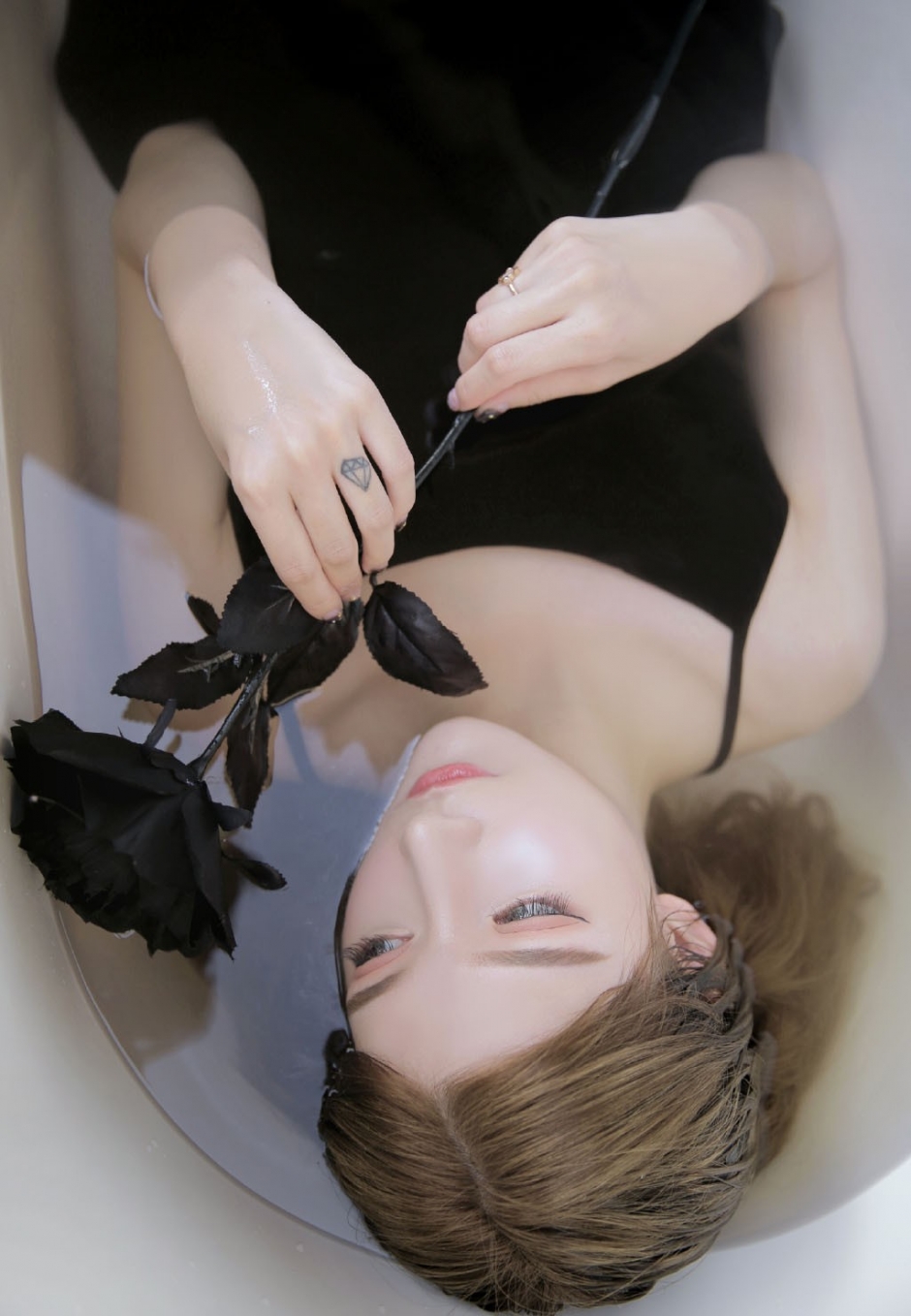 白嫩美女网红超短裤修长美腿嘟嘴卖萌写真图片