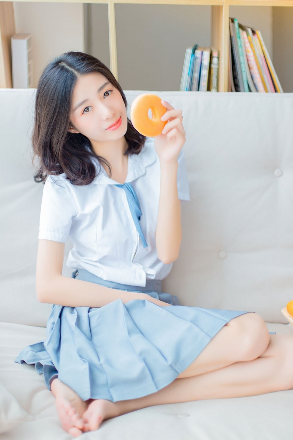 美女校花校园蓝色制服短裙长发披肩居家写真