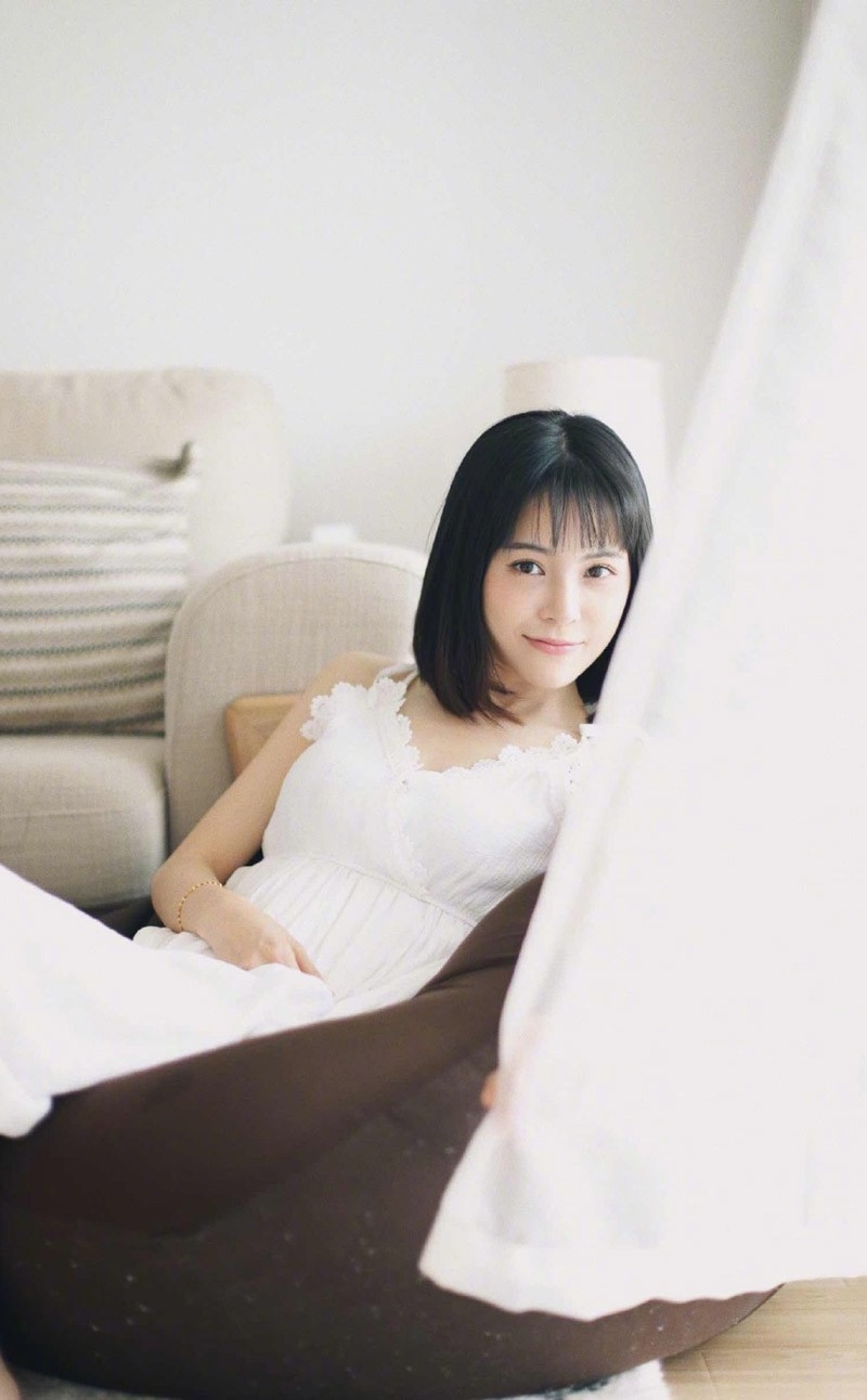 素颜女神吊带酥胸白嫩美腿展甜美笑容写真图片