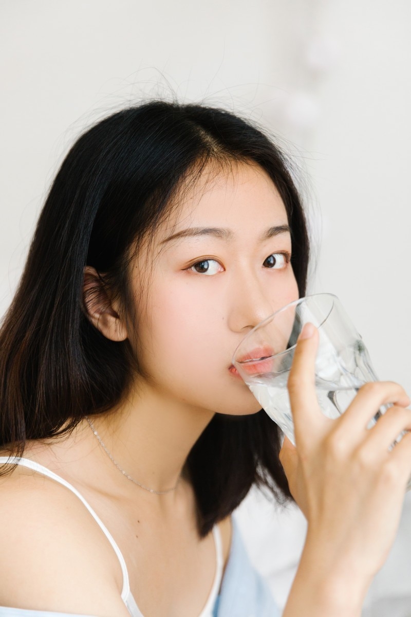 氧气美女吊带衬衣牛仔热裤白嫩肌肤写真图片