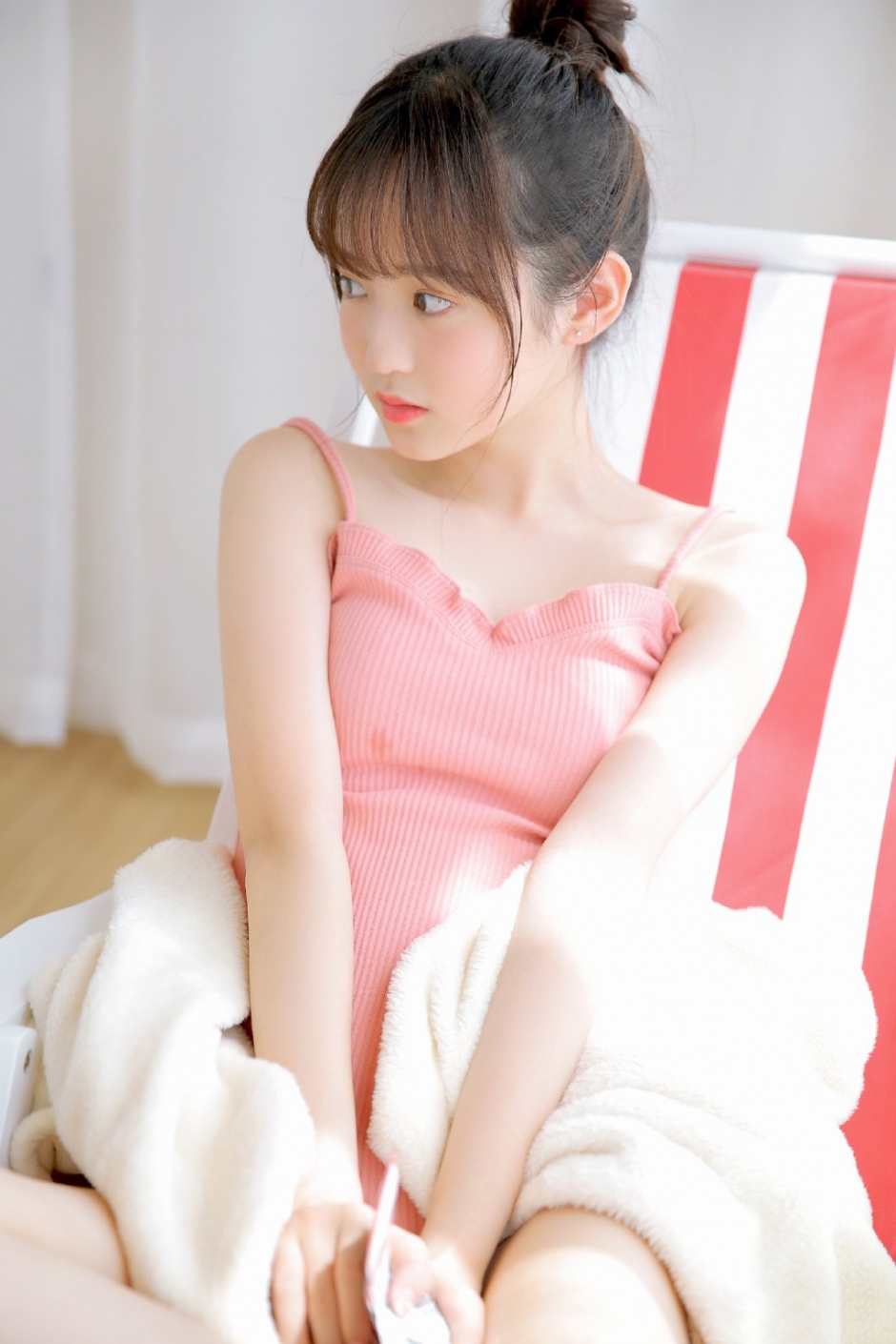 丸子头美少女吊带美肌白嫩大长腿写真图片