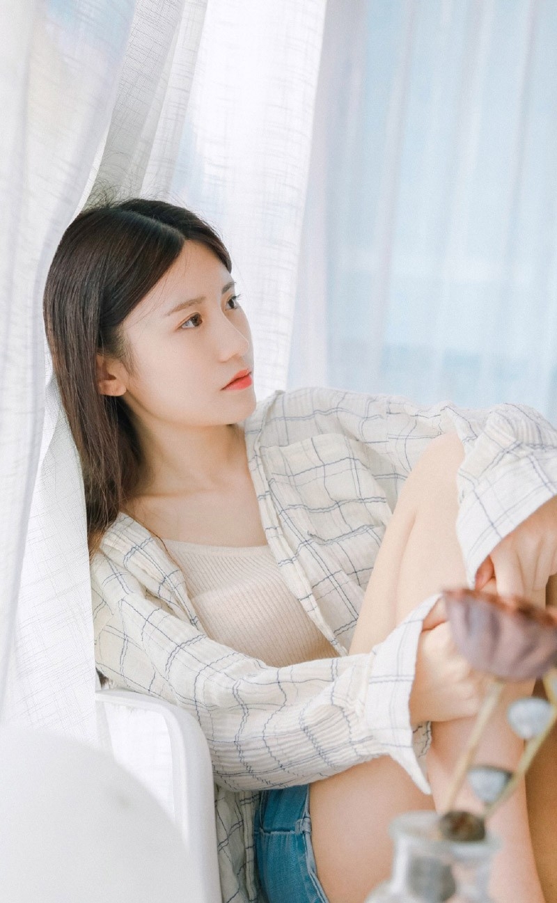 日系小清新美女白嫩肌肤甜美笑容嬉戏写真图片