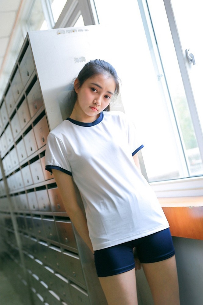 元气少女高束马尾运动服白丝美腿户外写真图片