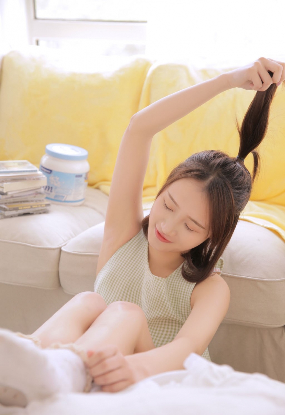 白嫩美女网红超短裤修长美腿嘟嘴卖萌写真图片