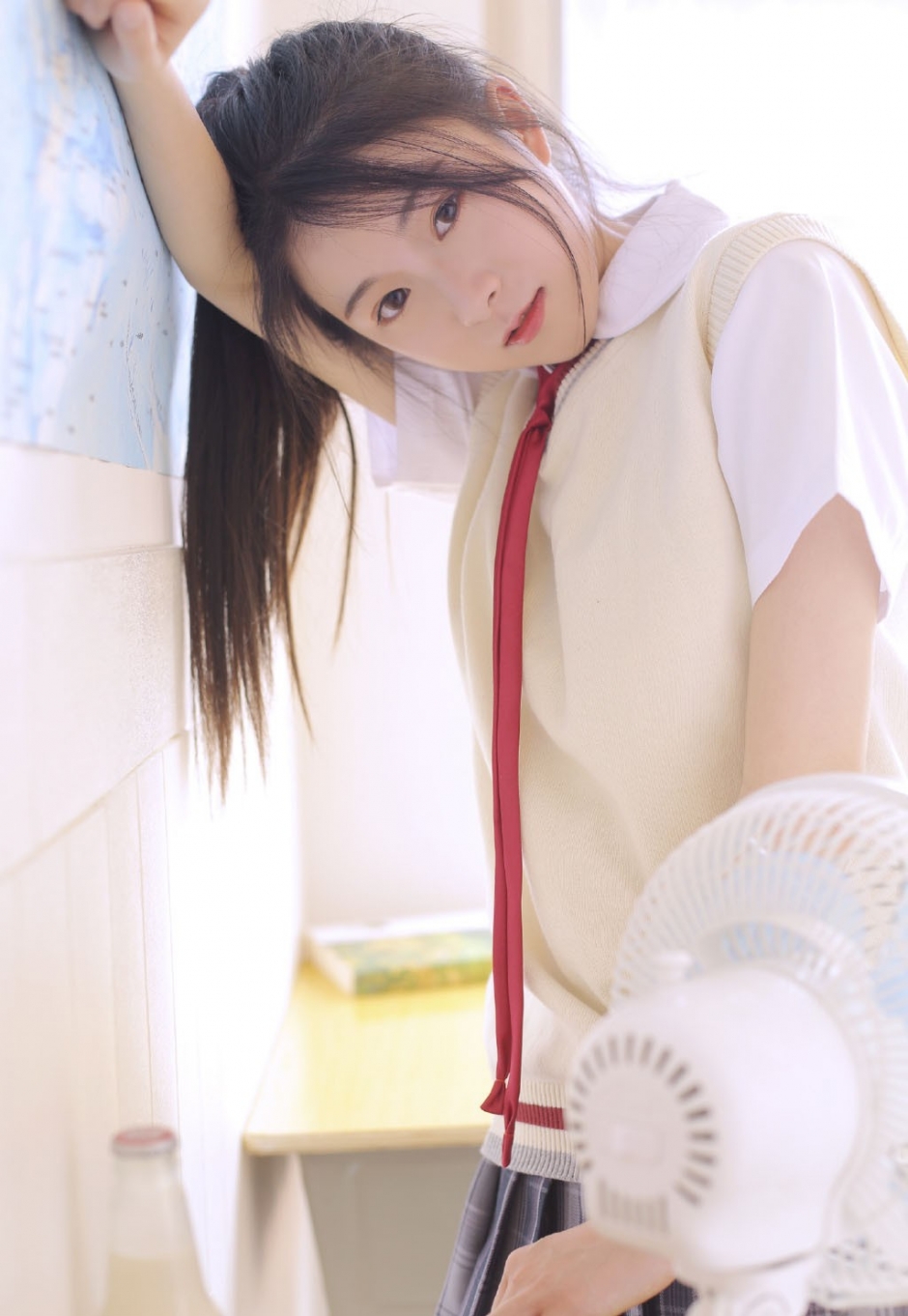 白嫩美女网红超短裤修长美腿嘟嘴卖萌写真图片