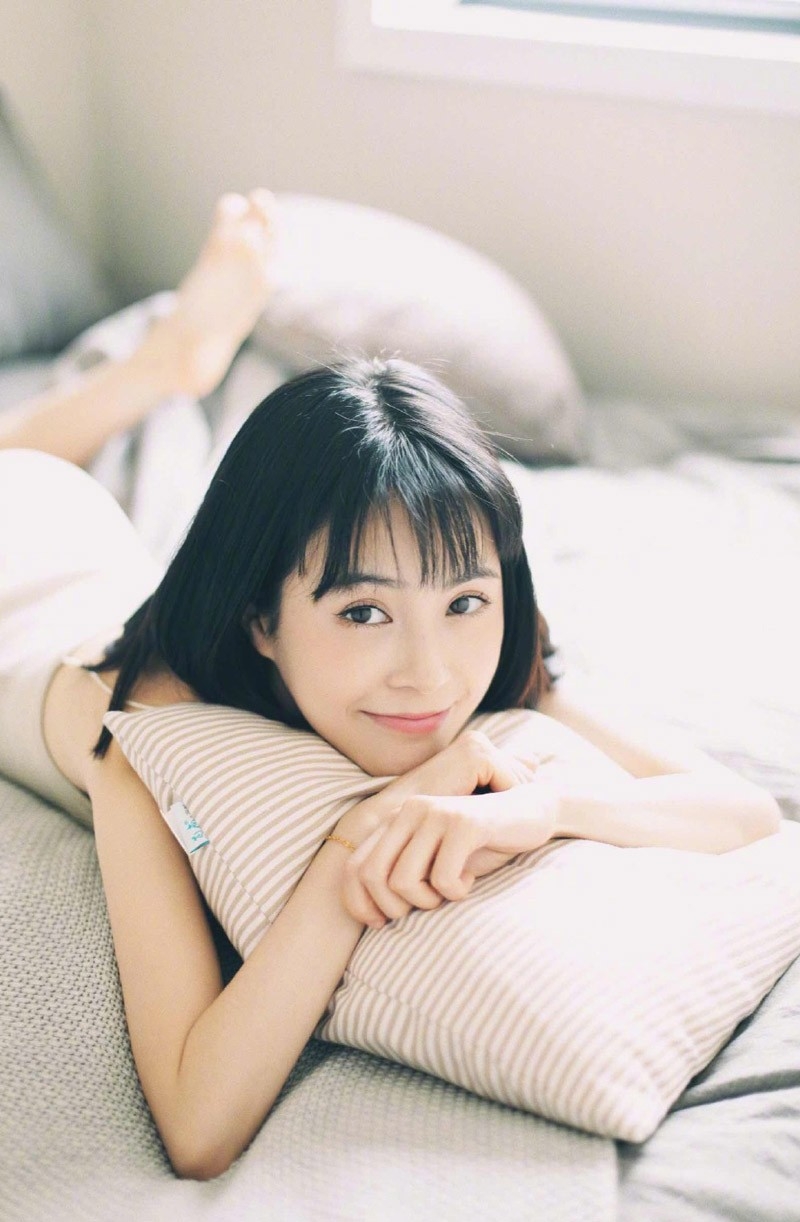 素颜女神吊带酥胸白嫩美腿展甜美笑容写真图片
