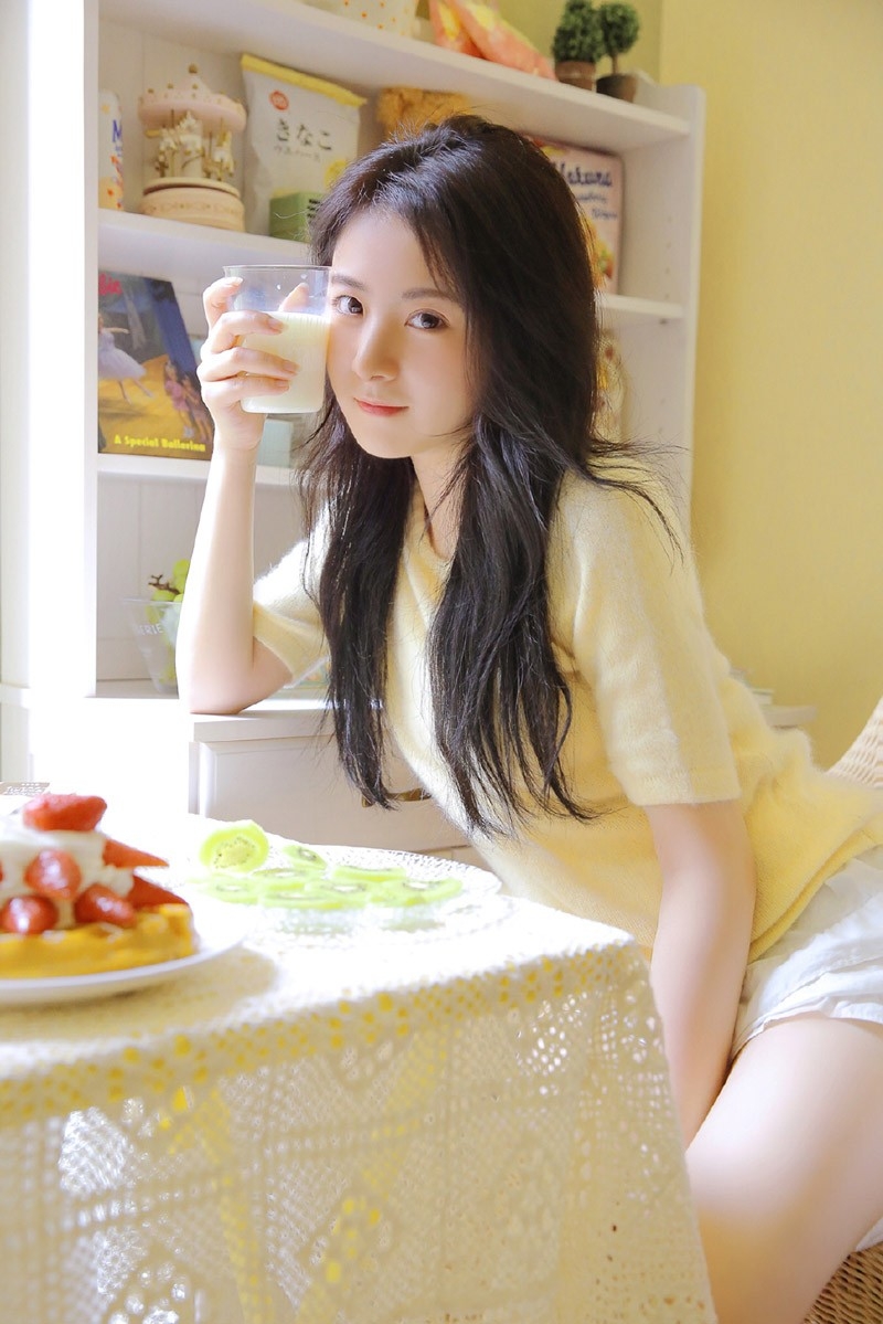 小清新网红美女乌黑长发白丝长腿私房写真图片