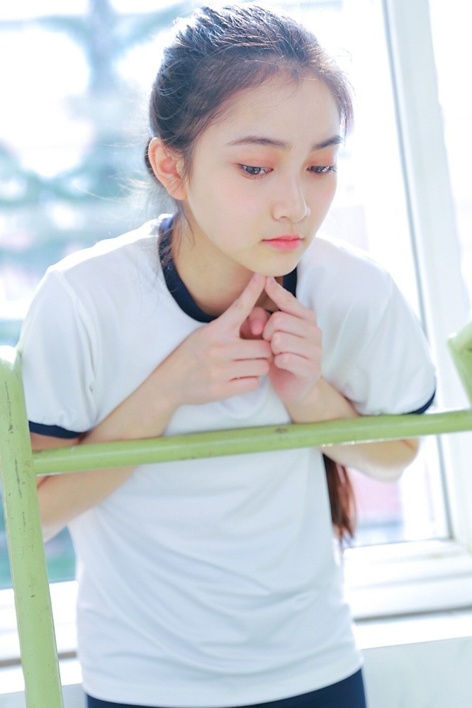 元气少女高束马尾运动服白丝美腿户外写真图片